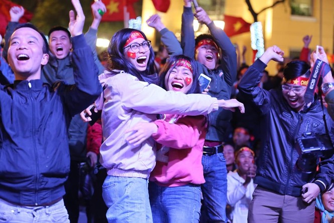Triệu cổ động viên hò reo ăn mừng U22 Việt Nam vô địch SEA Games 30 - ảnh 20