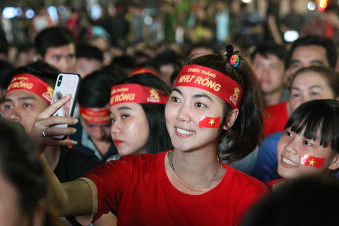 Triệu cổ động viên hò reo ăn mừng U22 Việt Nam vô địch SEA Games 30 - ảnh 18