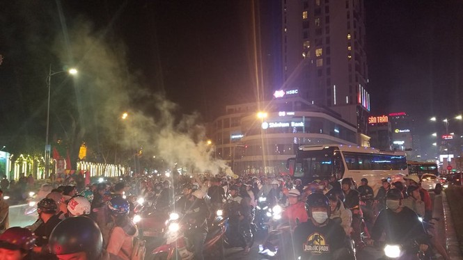 Triệu người xuống đường, phố phường rợp cờ ăn mừng U22 Việt Nam vô địch - ảnh 37
