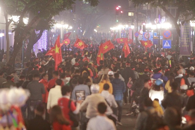 Triệu người xuống đường, phố phường rợp cờ ăn mừng U22 Việt Nam vô địch - ảnh 31