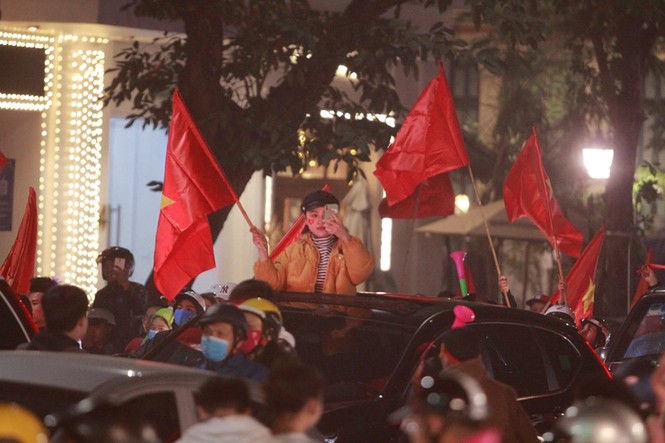 Triệu người xuống đường, phố phường rợp cờ ăn mừng U22 Việt Nam vô địch - ảnh 29