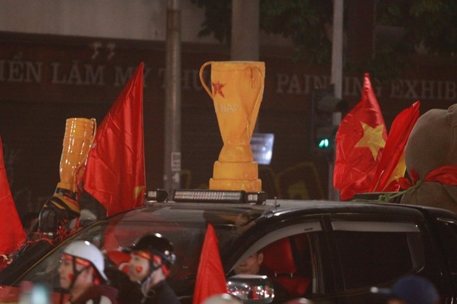 Triệu người xuống đường, phố phường rợp cờ ăn mừng U22 Việt Nam vô địch - ảnh 30