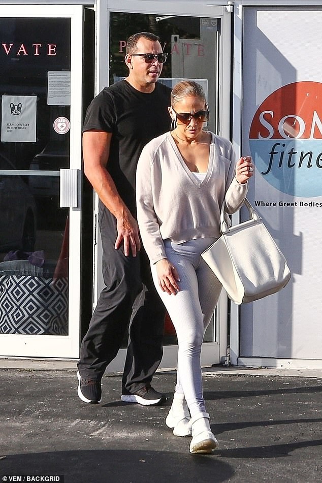 Jennifer Lopez 50 tuổi nóng bỏng ngỡ ngàng - ảnh 11