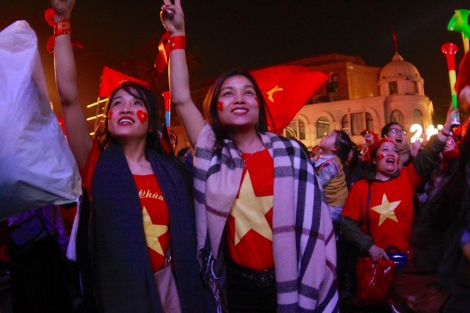 Triệu cổ động viên hò reo ăn mừng U22 Việt Nam vô địch SEA Games 30 - ảnh 3