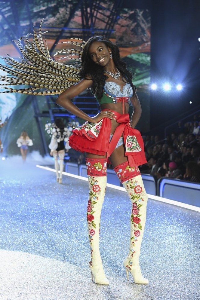 Leomie Anderson không nội y hớ hênh lộ ngực trên phố - ảnh 9