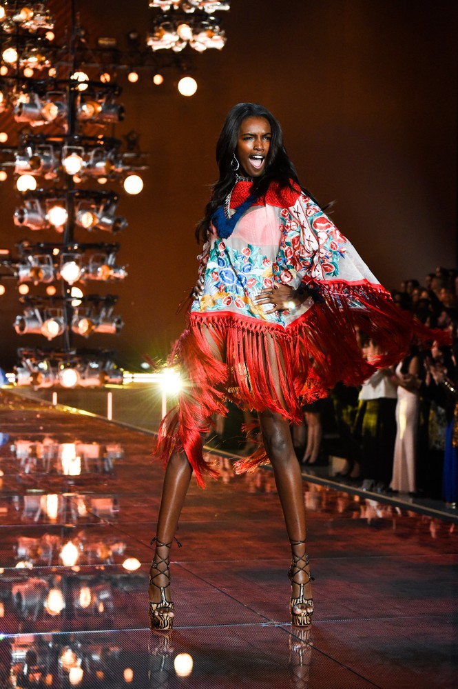 Leomie Anderson không nội y hớ hênh lộ ngực trên phố - ảnh 10