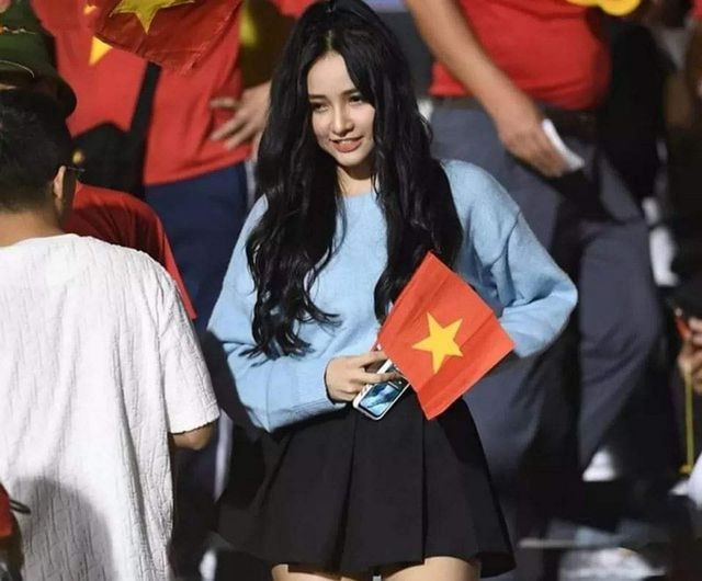 Cô gái xinh như mộng trên khán đài chung kết bóng đá nam SEA Games 30 - ảnh 2