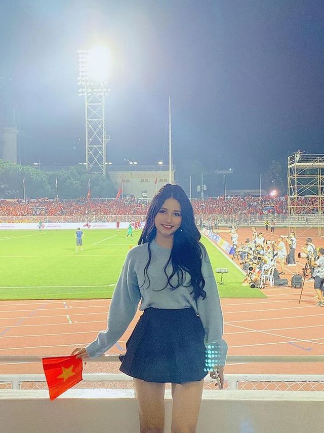 Cô gái xinh như mộng trên khán đài chung kết bóng đá nam SEA Games 30 - ảnh 3