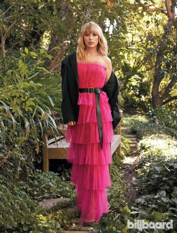 Taylor Swift bất ngờ khoe dáng tròn đầy nảy nở - ảnh 11