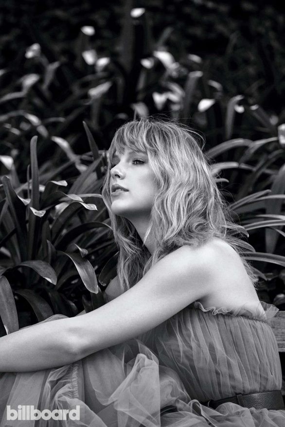 Taylor Swift bất ngờ khoe dáng tròn đầy nảy nở - ảnh 9