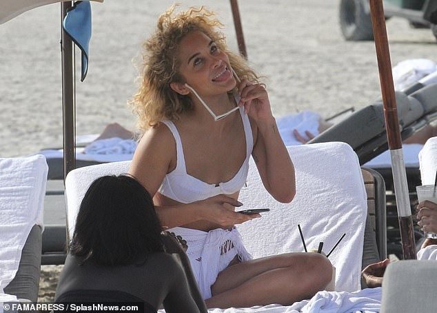 Jasmine Sanders phô diễn đường cong tròn trịa trên biển Miami - ảnh 9