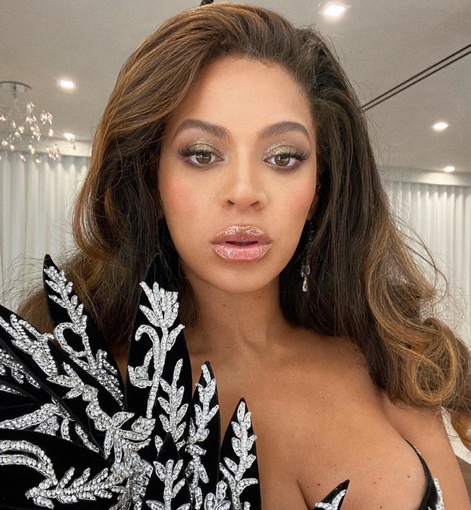 Beyonce diện váy bó xẻ cao tôn đường cong bốc lửa - ảnh 6