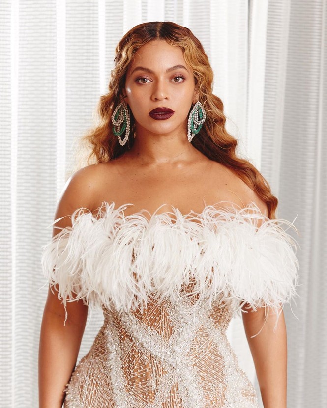 Beyonce diện váy bó xẻ cao tôn đường cong bốc lửa - ảnh 7