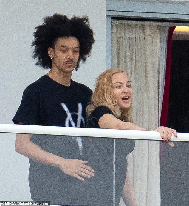 Madonna tình tứ trai trẻ kém 35 tuổi - ảnh 7