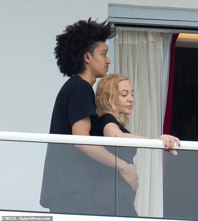 Madonna tình tứ trai trẻ kém 35 tuổi - ảnh 3