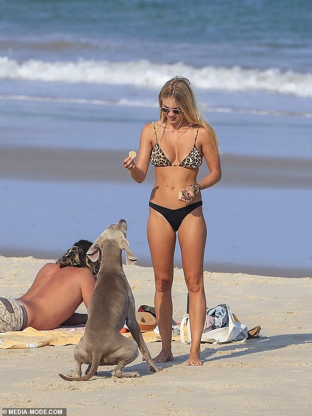 Người đẹp Úc Elyse Knowles diện bikini dạo biển lãng mạn bên bạn trai - ảnh 3