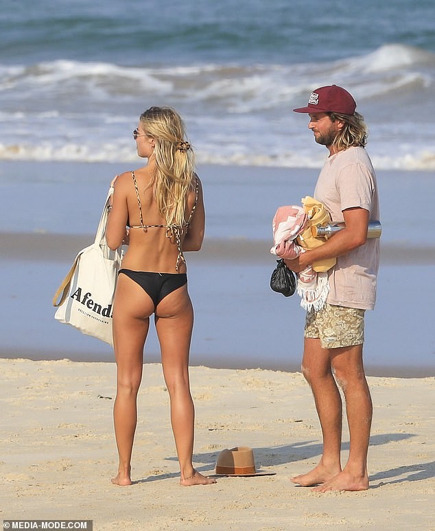 Người đẹp Úc Elyse Knowles diện bikini dạo biển lãng mạn bên bạn trai - ảnh 6