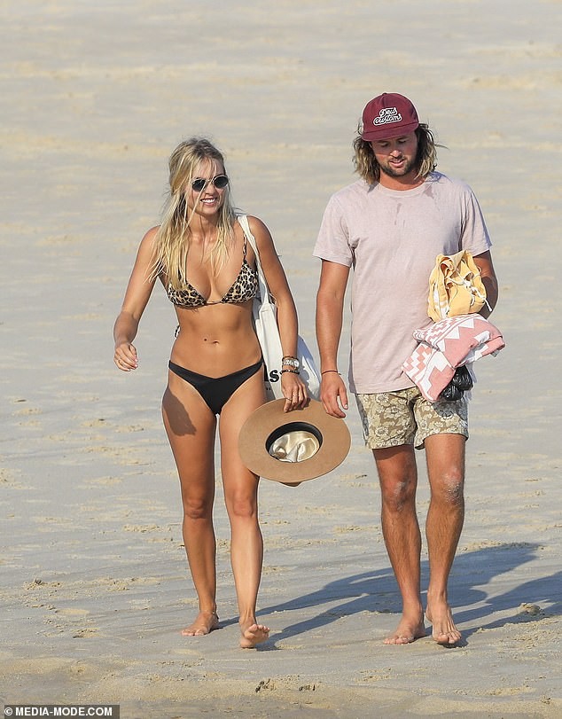 Người đẹp Úc Elyse Knowles diện bikini dạo biển lãng mạn bên bạn trai - ảnh 5