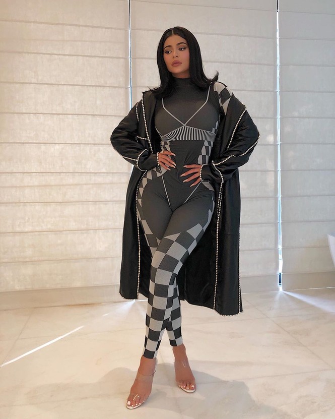 Kylie Jenner diện nội y tôn ngực tròn đầy - ảnh 5