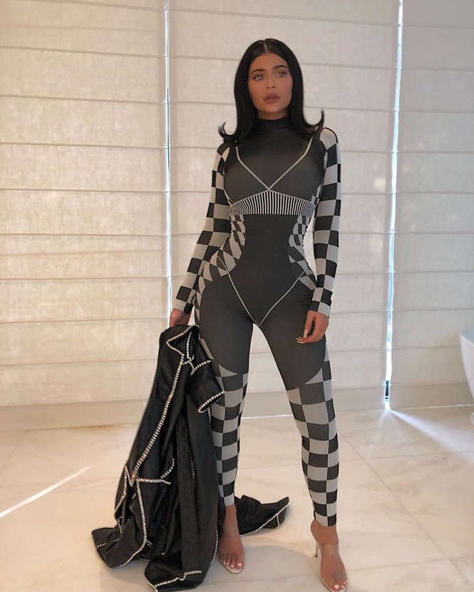 Kylie Jenner diện nội y tôn ngực tròn đầy - ảnh 6