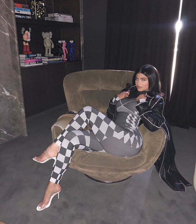 Kylie Jenner diện nội y tôn ngực tròn đầy - ảnh 7