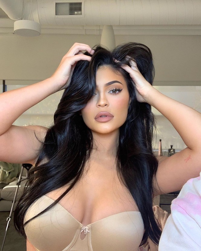 Kylie Jenner diện nội y tôn ngực tròn đầy - ảnh 4