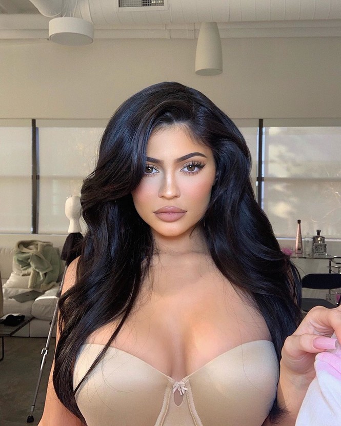 Kylie Jenner diện nội y tôn ngực tròn đầy - ảnh 3
