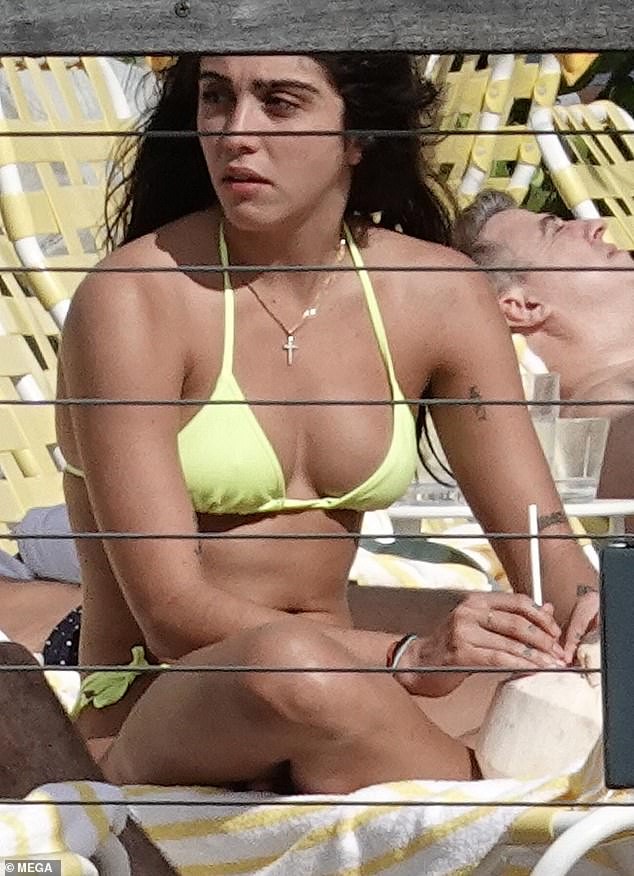 Con gái 9x của Madonna diện bikini đầy sức sống trên biển - ảnh 1