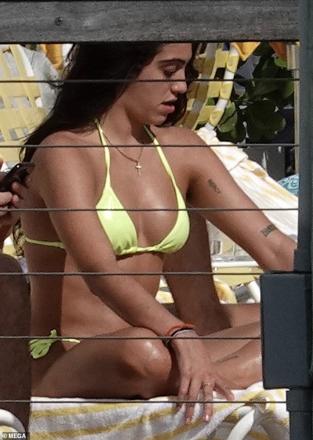 Con gái 9x của Madonna diện bikini đầy sức sống trên biển - ảnh 3