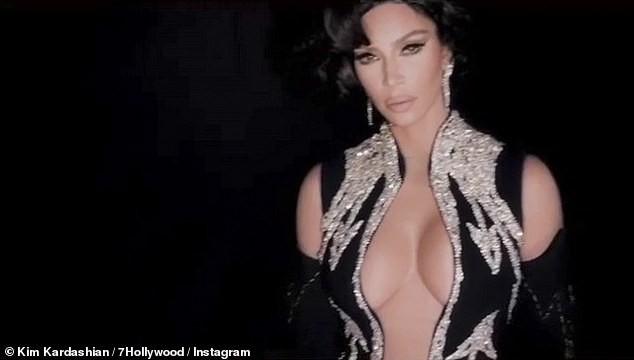 Kim Kardashian ngực đầy hở bạo hóa thân thành Elizabeth Taylor - ảnh 9