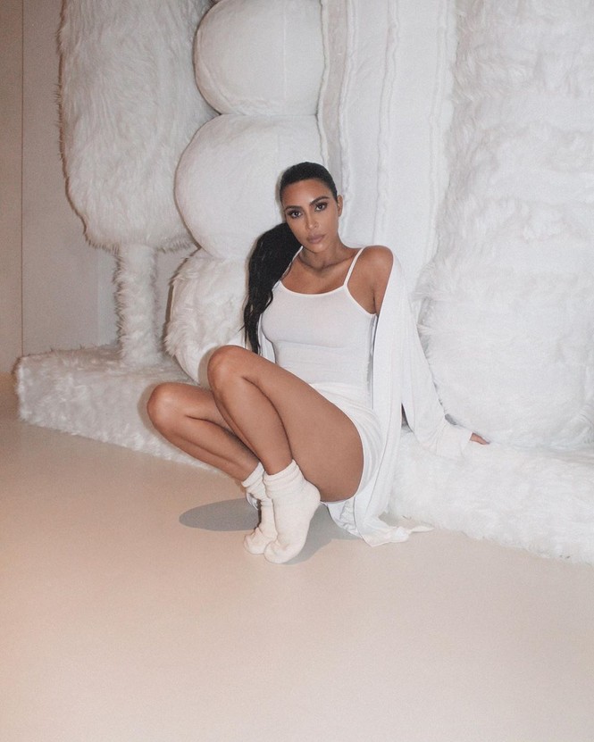 Kim Kardashian ngực đầy hở bạo hóa thân thành Elizabeth Taylor - ảnh 17