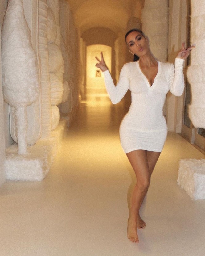 Kim Kardashian ngực đầy hở bạo hóa thân thành Elizabeth Taylor - ảnh 16