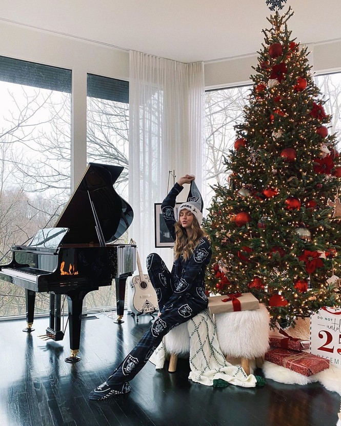 Chị em Kim Kardashian, tưng bừng không khí Noel - ảnh 4