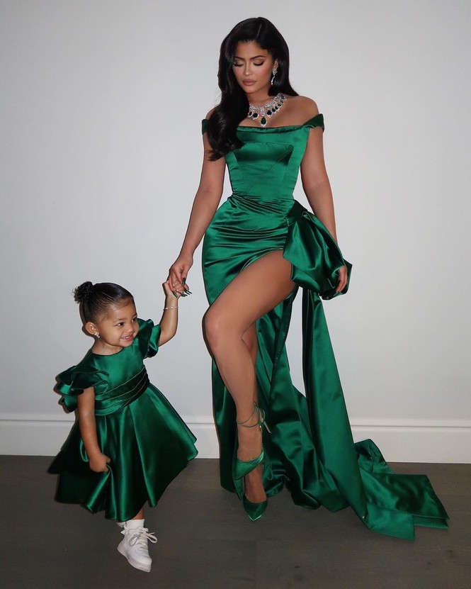 Kylie Jenner diện váy 'hàng thửa' xẻ cao tôn ngực đầy đi chơi Noel - ảnh 4