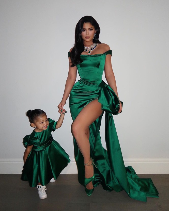 Kylie Jenner diện váy 'hàng thửa' xẻ cao tôn ngực đầy đi chơi Noel - ảnh 3