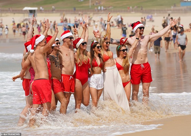 Dàn mỹ nhân diện áo tắm đội mũ Noel 'náo loạn' bãi biển ở Úc - ảnh 10