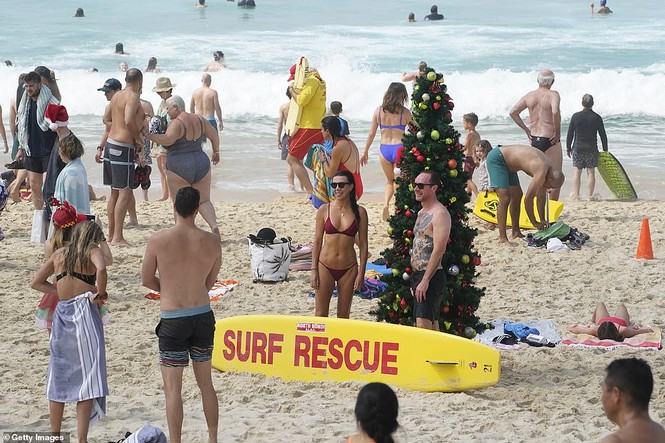 Dàn mỹ nhân diện áo tắm đội mũ Noel 'náo loạn' bãi biển ở Úc - ảnh 24