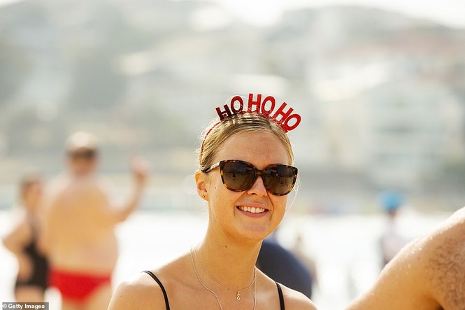 Dàn mỹ nhân diện áo tắm đội mũ Noel 'náo loạn' bãi biển ở Úc - ảnh 20