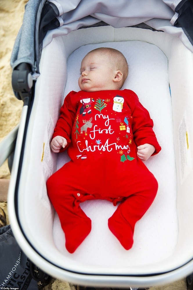 Dàn mỹ nhân diện áo tắm đội mũ Noel 'náo loạn' bãi biển ở Úc - ảnh 18