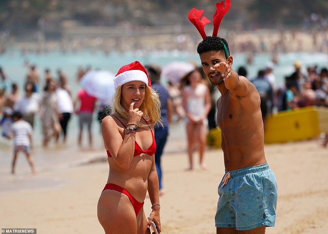 Dàn mỹ nhân diện áo tắm đội mũ Noel 'náo loạn' bãi biển ở Úc - ảnh 14
