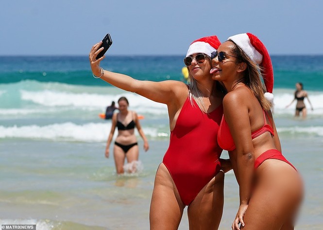 Dàn mỹ nhân diện áo tắm đội mũ Noel 'náo loạn' bãi biển ở Úc - ảnh 2