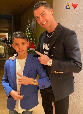 Cristiano Ronaldo đưa bạn gái và 4 con đi tắm biển mừng Giáng sinh - ảnh 6