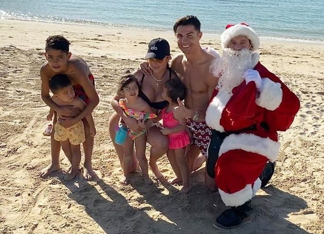 Cristiano Ronaldo đưa bạn gái và 4 con đi tắm biển mừng Giáng sinh - ảnh 2