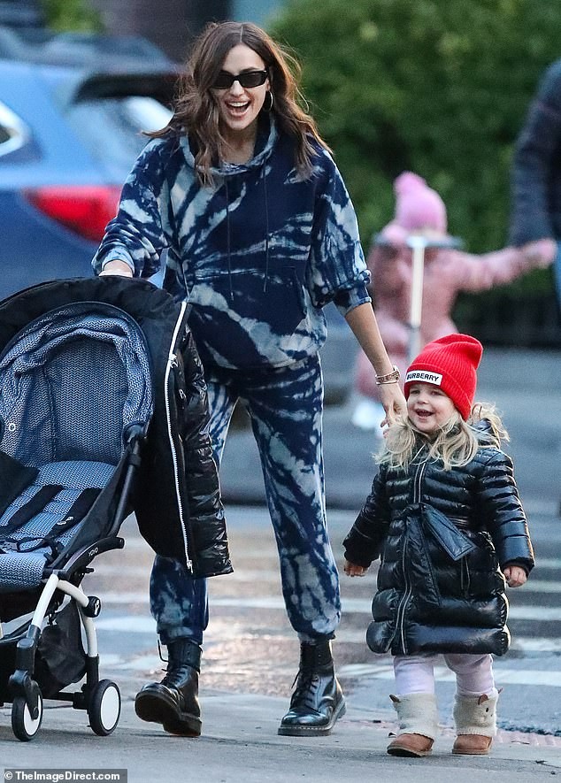Irina Shayk đẹp như mỹ nữ trong tranh ở hòn đảo Iceland - ảnh 12