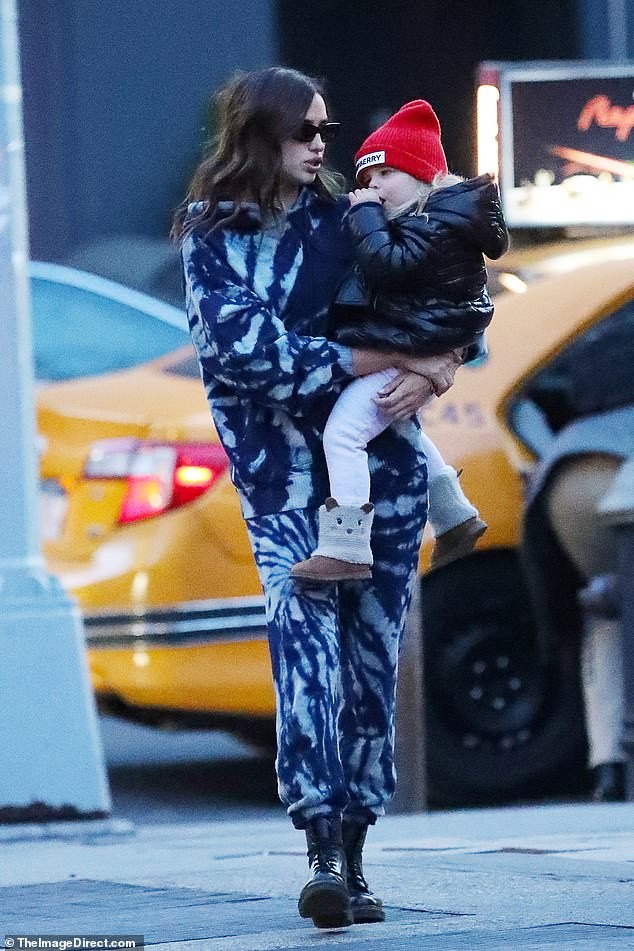 Irina Shayk đẹp như mỹ nữ trong tranh ở hòn đảo Iceland - ảnh 14