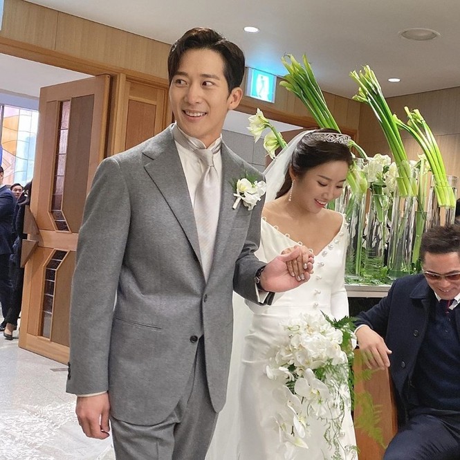 Vợ chồng Bi Rain - Kim Tae Hee sánh đôi tại đám cưới em trai - ảnh 2