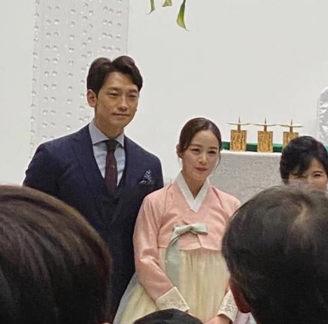 Vợ chồng Bi Rain - Kim Tae Hee sánh đôi tại đám cưới em trai - ảnh 3