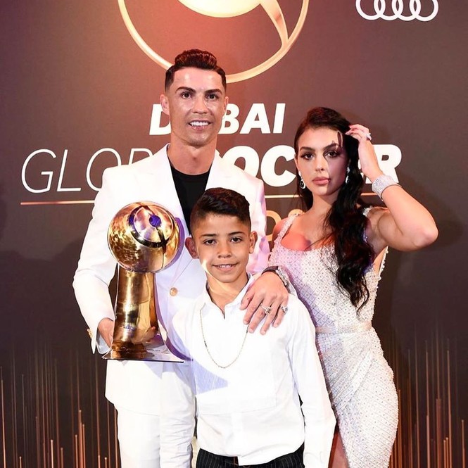 Bạn gái gợi cảm cùng Ronaldo đi nhận giải Cầu thủ hay nhất 2019 - ảnh 1