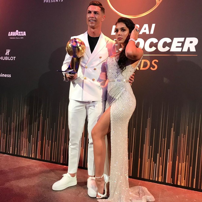 Bạn gái gợi cảm cùng Ronaldo đi nhận giải Cầu thủ hay nhất 2019 - ảnh 4