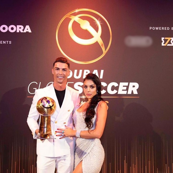 Bạn gái gợi cảm cùng Ronaldo đi nhận giải Cầu thủ hay nhất 2019 - ảnh 2